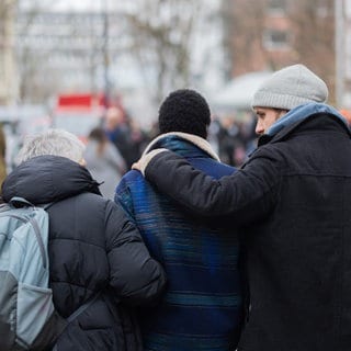 Sidy Drame, Bruder des getöteten Mouhamed Drame, verlässt in Begleitung das Gericht. Im Prozess um tödliche Schüsse auf einen 16-jährigen Flüchtling wurden alle Angeklagten freigesprochen.