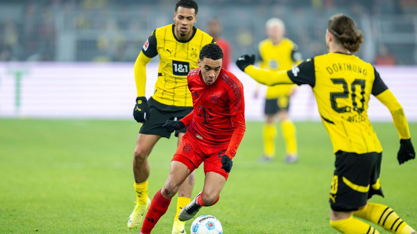 Münchens Jamal Musiala läuft mit dem Ball am Fuß. - Der FC Bayern ist der beliebteste Fußballclub Deutschlands. Auf Platz 2 kam der BVB.