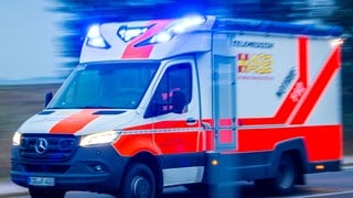 Die junge Frau war in der Innenstadt von Nürtingen dabei zu putzen. Plötzlich stürzte sie aus einem Fenster im dritten Stock.