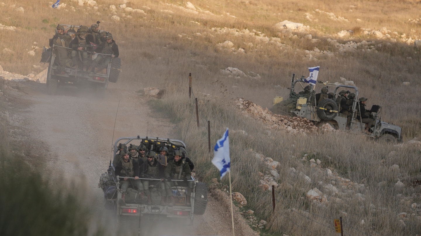 Israelische Soldaten überqueren in der Stadt Majdal Shams den Sicherheitszaun, der sich in Richtung der sogenannten Alpha-Linie bewegt, die die von Israel annektierten Golanhöhen von Syrien trennt.