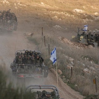 Israelische Soldaten überqueren in der Stadt Majdal Shams den Sicherheitszaun, der sich in Richtung der sogenannten Alpha-Linie bewegt, die die von Israel annektierten Golanhöhen von Syrien trennt.