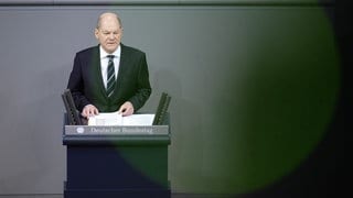 Bundeskanzler Olaf Scholz (SPD) gibt im Bundestag seine erste Regierungserklärung ab.