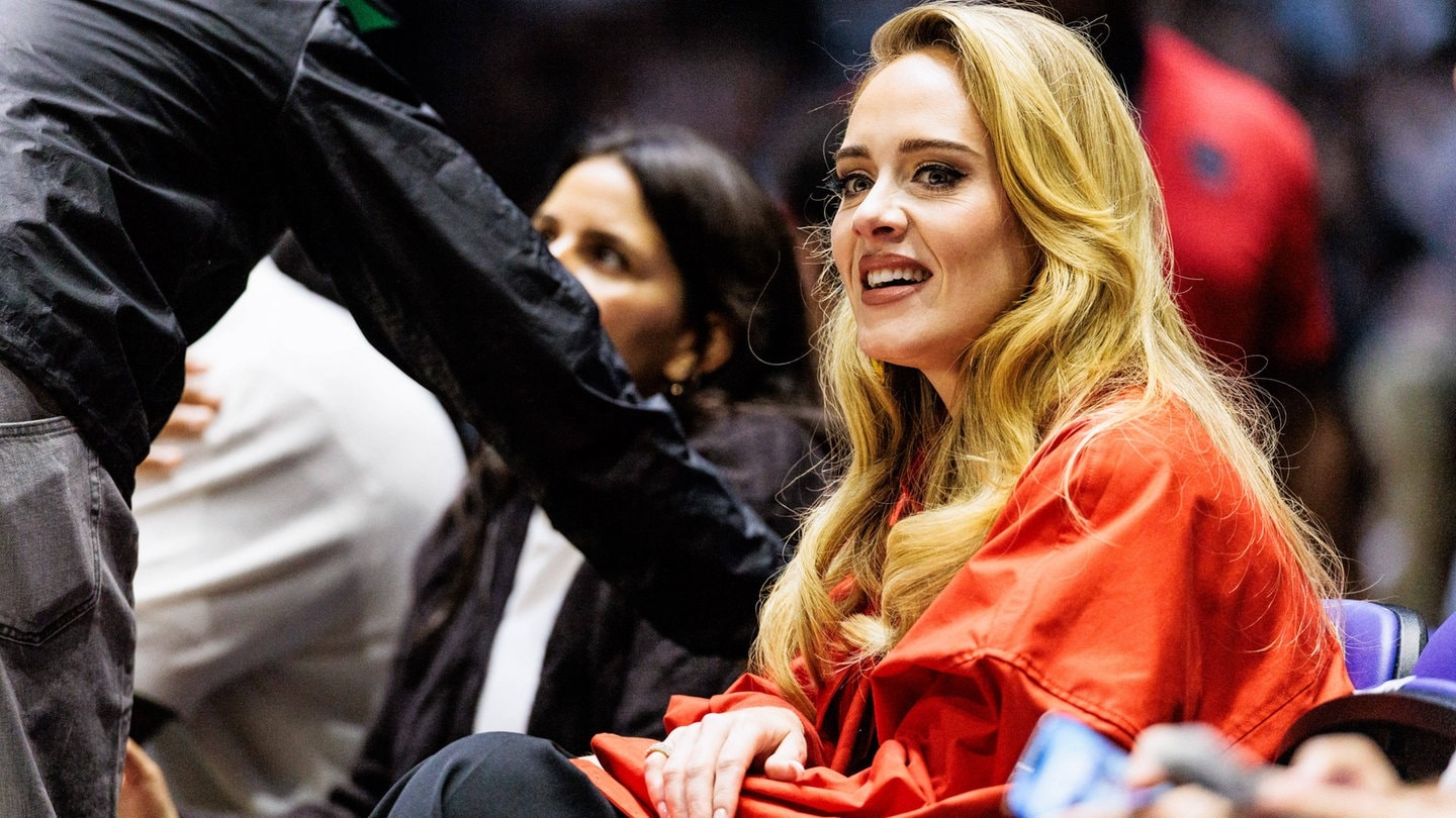 Die britische Sängerin Adele bei einem Basketballspiel in der 