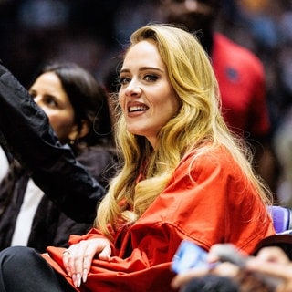 Die britische Sängerin Adele bei einem Basketballspiel in der "The O2 Arena" in London.