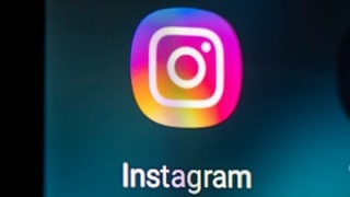 Auf dem Bildschirm eines Smartphones sieht man das Logo der App Instagram. Bei Instagram gibts mit dem neuen Update eine neue Funktion bei den DMs.