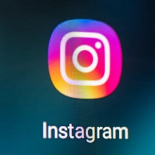 Auf dem Bildschirm eines Smartphones sieht man das Logo der App Instagram. Bei Instagram gibts mit dem neuen Update eine neue Funktion bei den DMs.