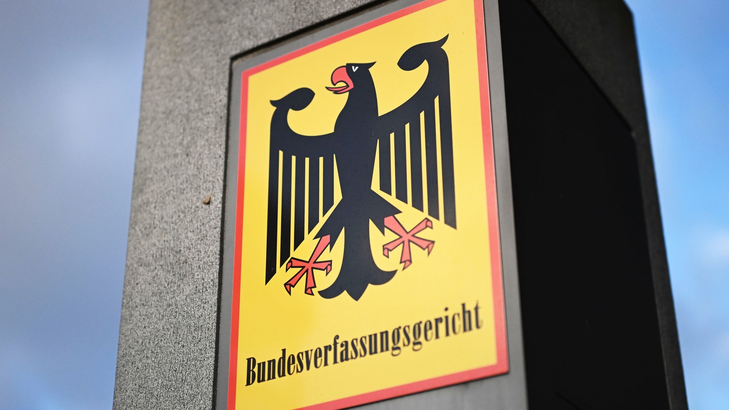 in Hinweisschild mit Bundesadler und dem Schriftzug Bundesverfassungsgericht. Das Bundesverfassungsgericht soll gestärkt und geschützt werden - zum Beispiel vor Extremisten. Dafür muss das Grundgesetz geändert werden.