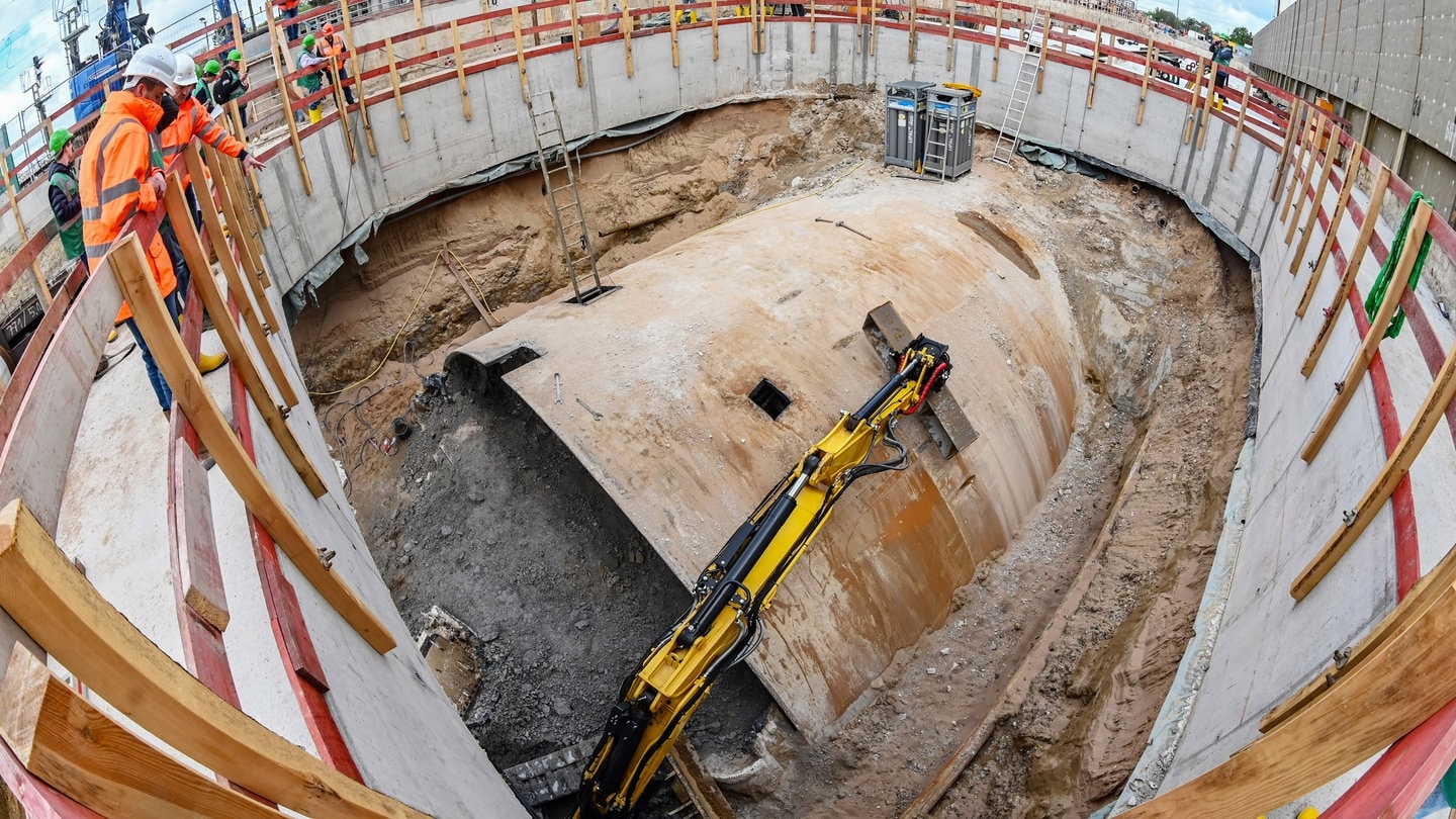 Blick auf einen Teil der freigelegten Tunnelbohrmaschine bei der Baustelle der Deutschen Bahn zum Tunnel Rastatt. 2017 wurde die Maschine einbetoniert, nachdem es eine Havarie in der Baustelle gab. Die Gleise darüber sackten ab, der Verkehr stand für Wochen still. Um den Schaden zu begrenzen, pumpten Arbeiter große Mengen Beton in die Röhre, in der noch die Tunnelbohrmaschine steckte.