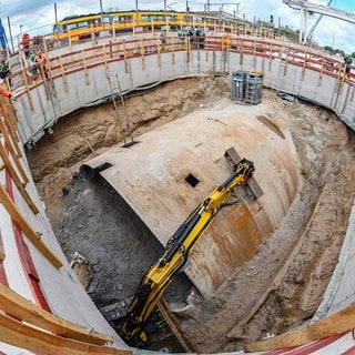 Blick auf einen Teil der freigelegten Tunnelbohrmaschine bei der Baustelle der Deutschen Bahn zum Tunnel Rastatt. 2017 wurde die Maschine einbetoniert, nachdem es eine Havarie in der Baustelle gab. Die Gleise darüber sackten ab, der Verkehr stand für Wochen still. Um den Schaden zu begrenzen, pumpten Arbeiter große Mengen Beton in die Röhre, in der noch die Tunnelbohrmaschine steckte.