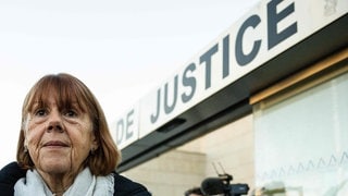 Gisele Pelicot vor dem Gerichtsgebäude in Avignon. Das Opfer Gisèle Pélicot wurde von ihrem Mann Dominique Pélicot über 10 Jahre hinweg betäubt und zur Vergewaltigung angeboten. Jetzt ist das Urteil im Prozess gefallen.