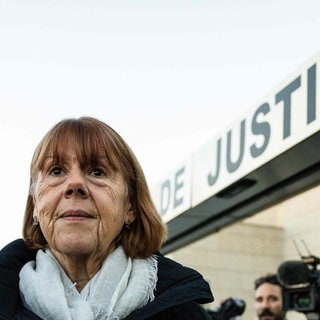 Gisele Pelicot vor dem Gerichtsgebäude in Avignon. Das Opfer Gisèle Pélicot wurde von ihrem Mann Dominique Pélicot über 10 Jahre hinweg betäubt und zur Vergewaltigung angeboten. Jetzt ist das Urteil im Prozess gefallen.