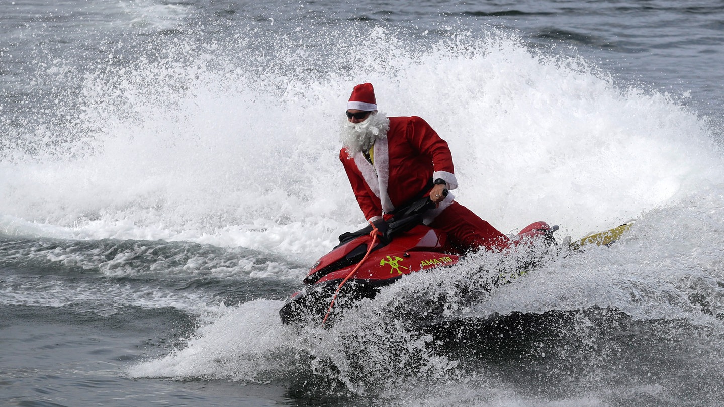 Ein als Weihnachtsmann verkleideter Feuerwehrmann hat in Brasilien drei Menschen mit einem Jetski aus dem Wasser gerettet.