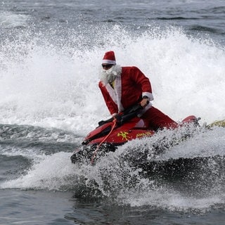 Ein als Weihnachtsmann verkleideter Feuerwehrmann hat in Brasilien drei Menschen mit einem Jetski aus dem Wasser gerettet.