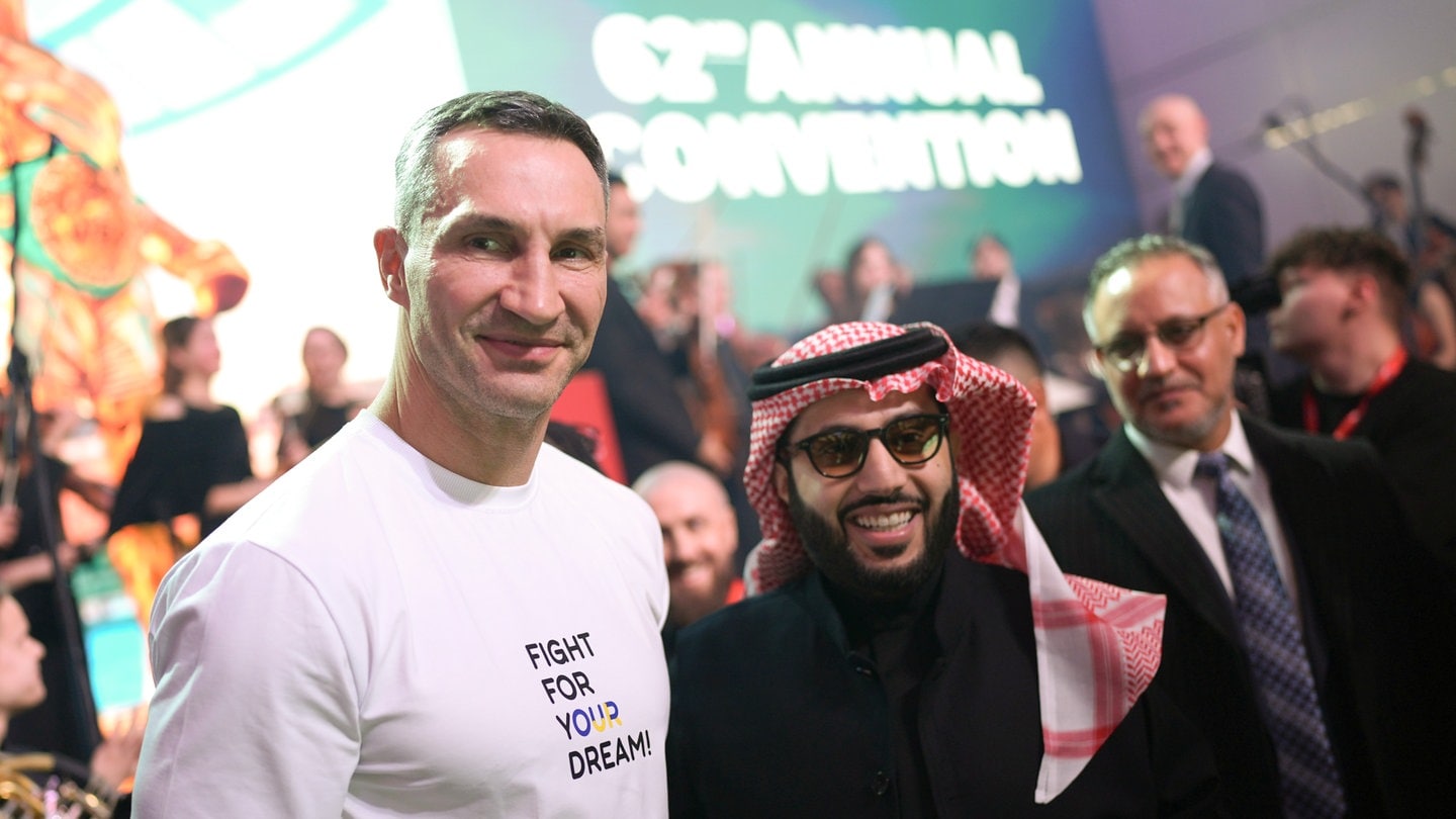 Turki Al-Sheikh (r), saudi-arabischer Geschäftsmann, Sportfunktionär und Berater am königlichen Hof, und Wladimir Klitschko, ehemaliger ukrainischer Boxer und mehrfacher Weltmeister im Schwergewicht, stehen in einem Festsaal.