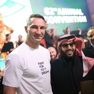 Turki Al-Sheikh (r), saudi-arabischer Geschäftsmann, Sportfunktionär und Berater am königlichen Hof, und Wladimir Klitschko, ehemaliger ukrainischer Boxer und mehrfacher Weltmeister im Schwergewicht, stehen in einem Festsaal.