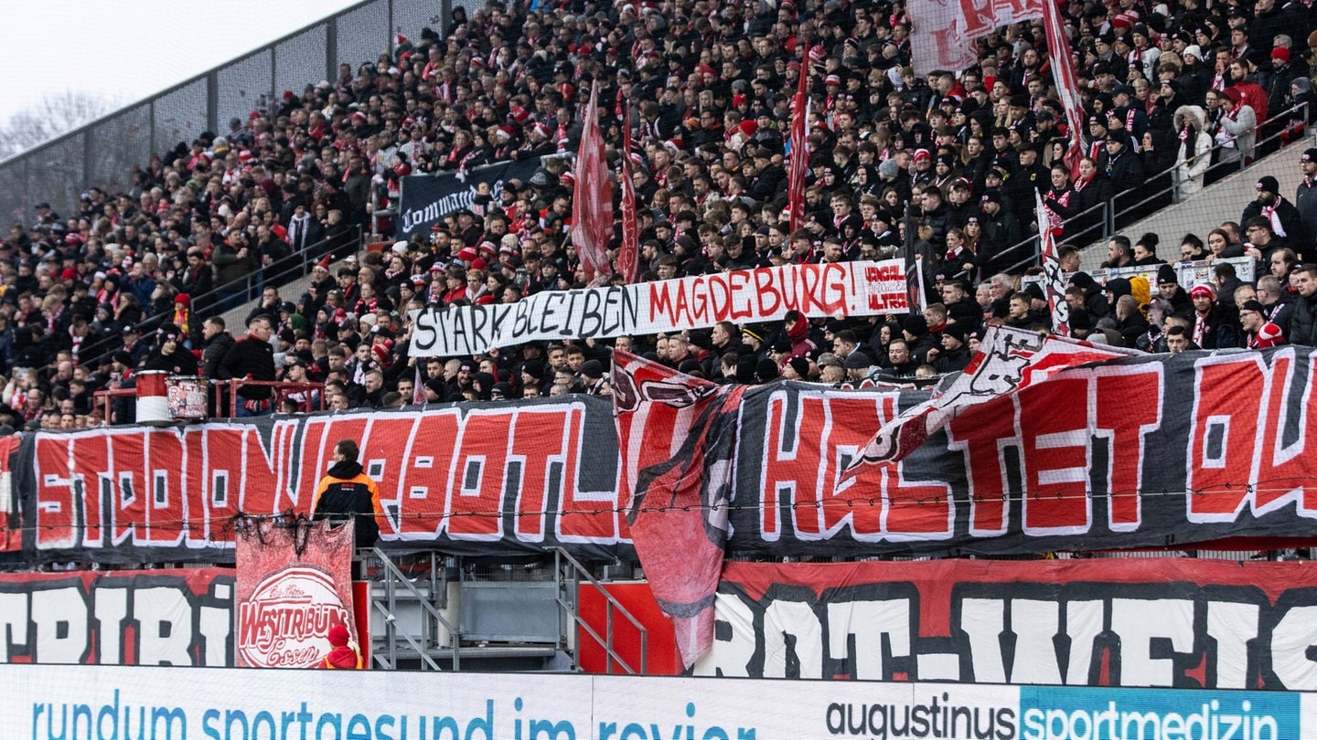 Während einer Schweigeminute beim Spiel in der 3. Liga zwischen Rot-Weiss Essen und dem VfB Stuttgart II hat ein Fan eine Nazi-Parole geschrien. Die Fans hielten ein Banner hoch mit der Aufschrift 