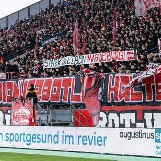 Während einer Schweigeminute beim Spiel in der 3. Liga zwischen Rot-Weiss Essen und dem VfB Stuttgart II hat ein Fan eine Nazi-Parole geschrien. Die Fans hielten ein Banner hoch mit der Aufschrift "Stark bleiben Magdeburg".