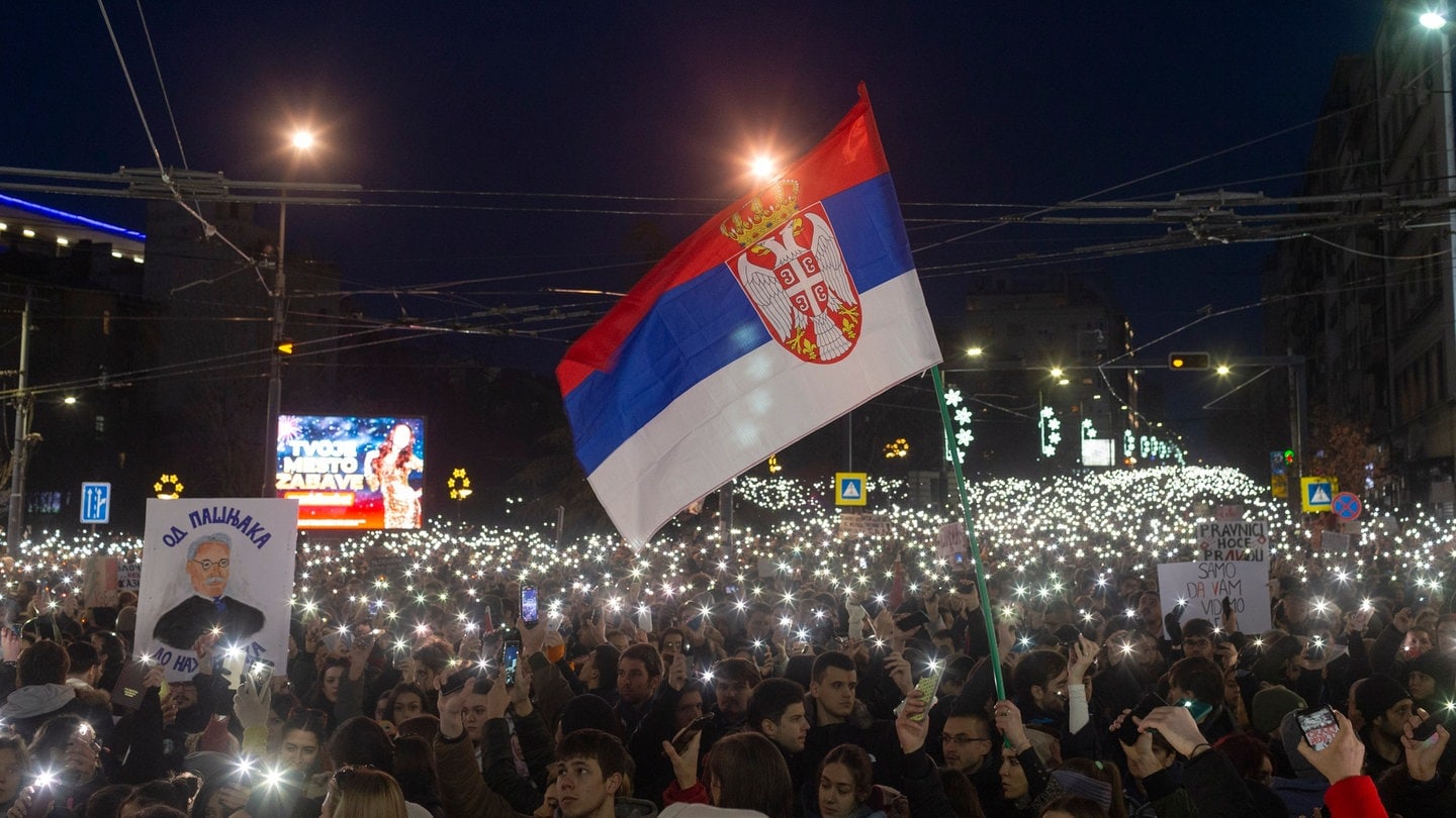 Zehntausende Menschen protestieren in Serbiens Haupstadt Belgrad gegen Behörden und Regierung.