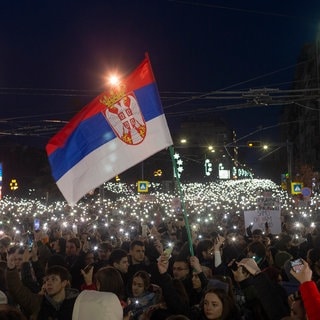 Zehntausende Menschen protestieren in Serbiens Haupstadt Belgrad gegen Behörden und Regierung.