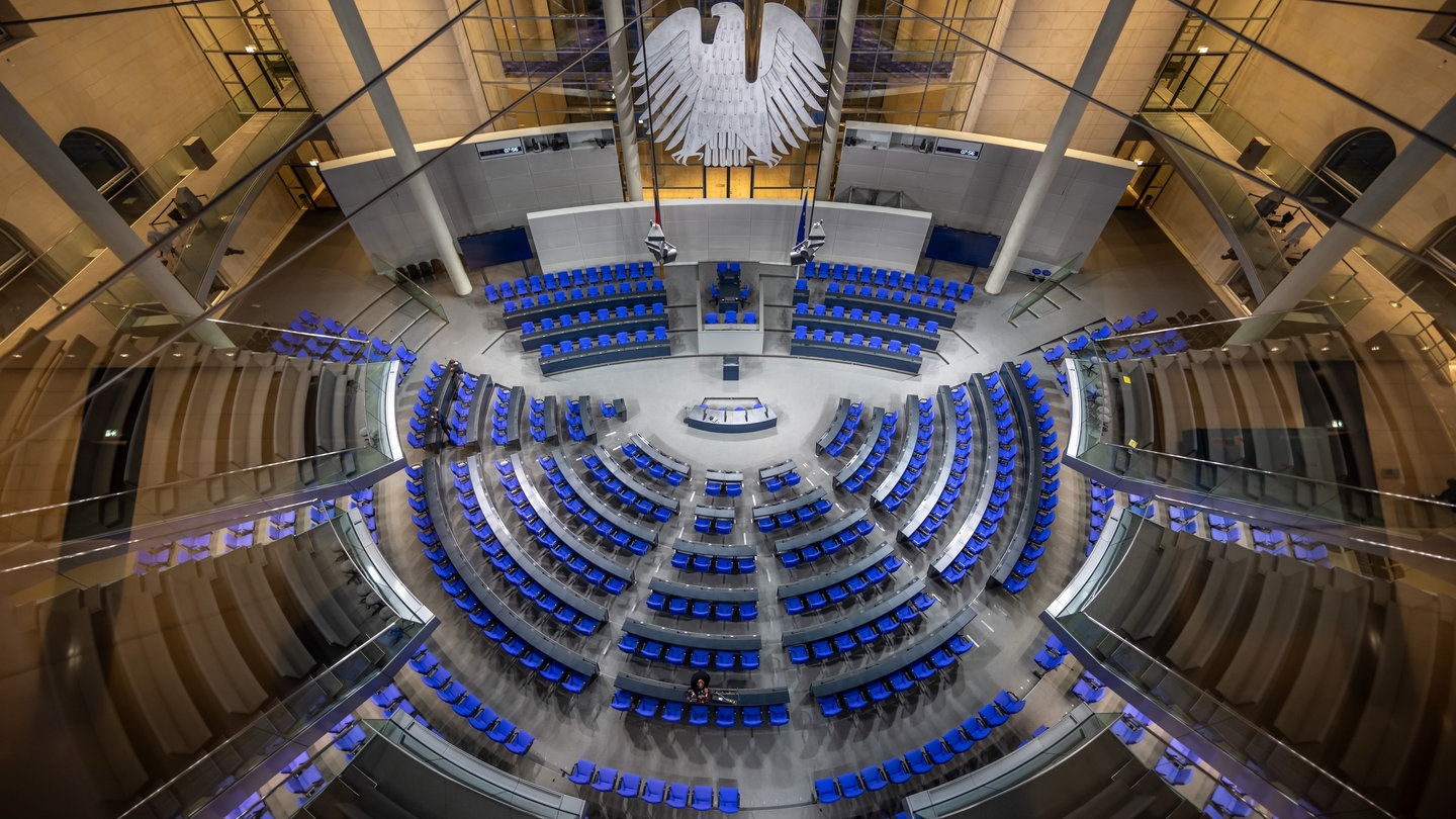 Der leere Plenarsaal im Bundestag