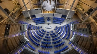 Der leere Plenarsaal im Bundestag 