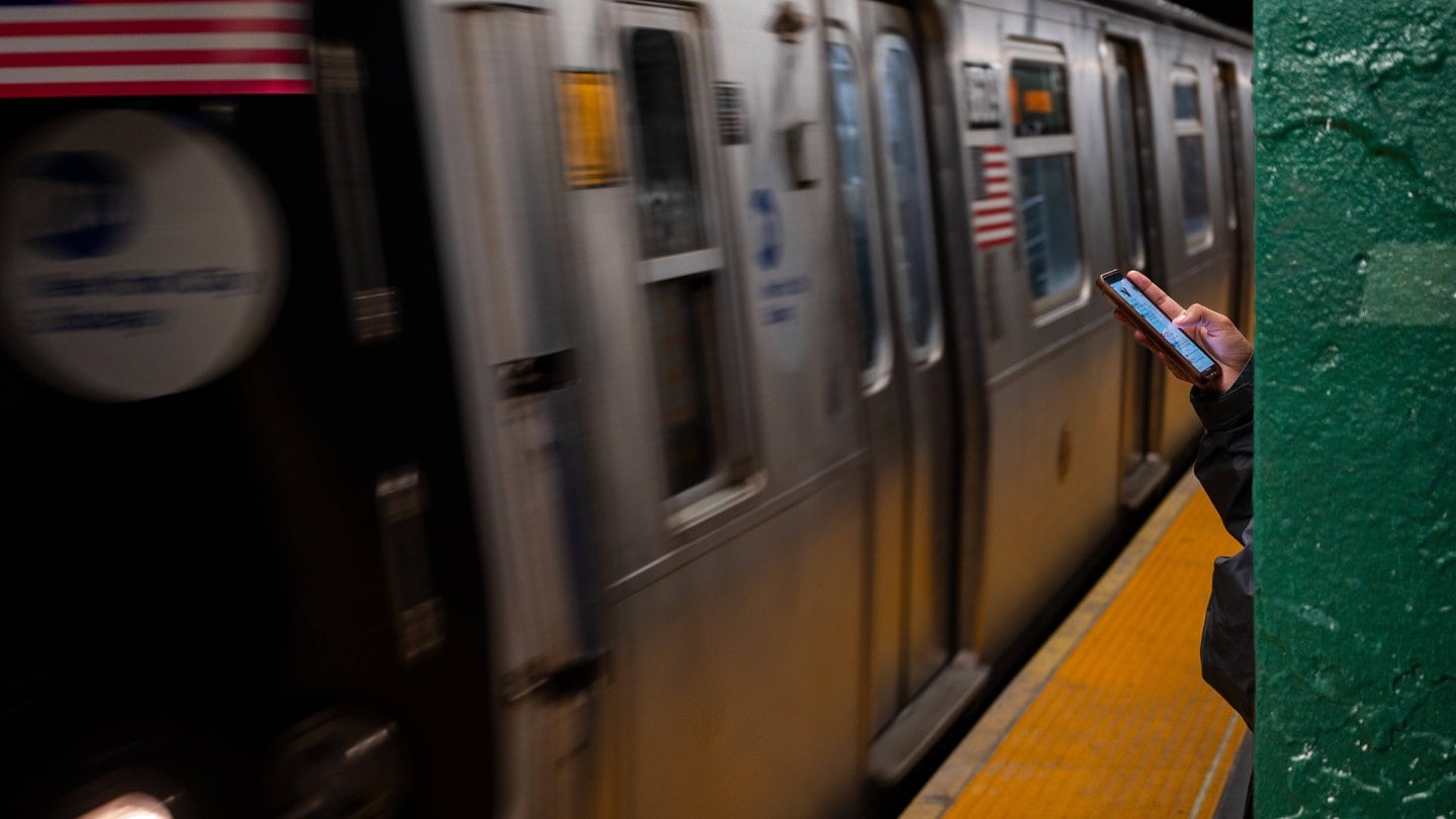 U-Bahn in New York: Eine schlafende Frau wurde angezündet und starb an den Verbrennungen.