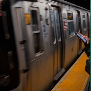 U-Bahn in New York: Eine schlafende Frau wurde angezündet und starb an den Verbrennungen.