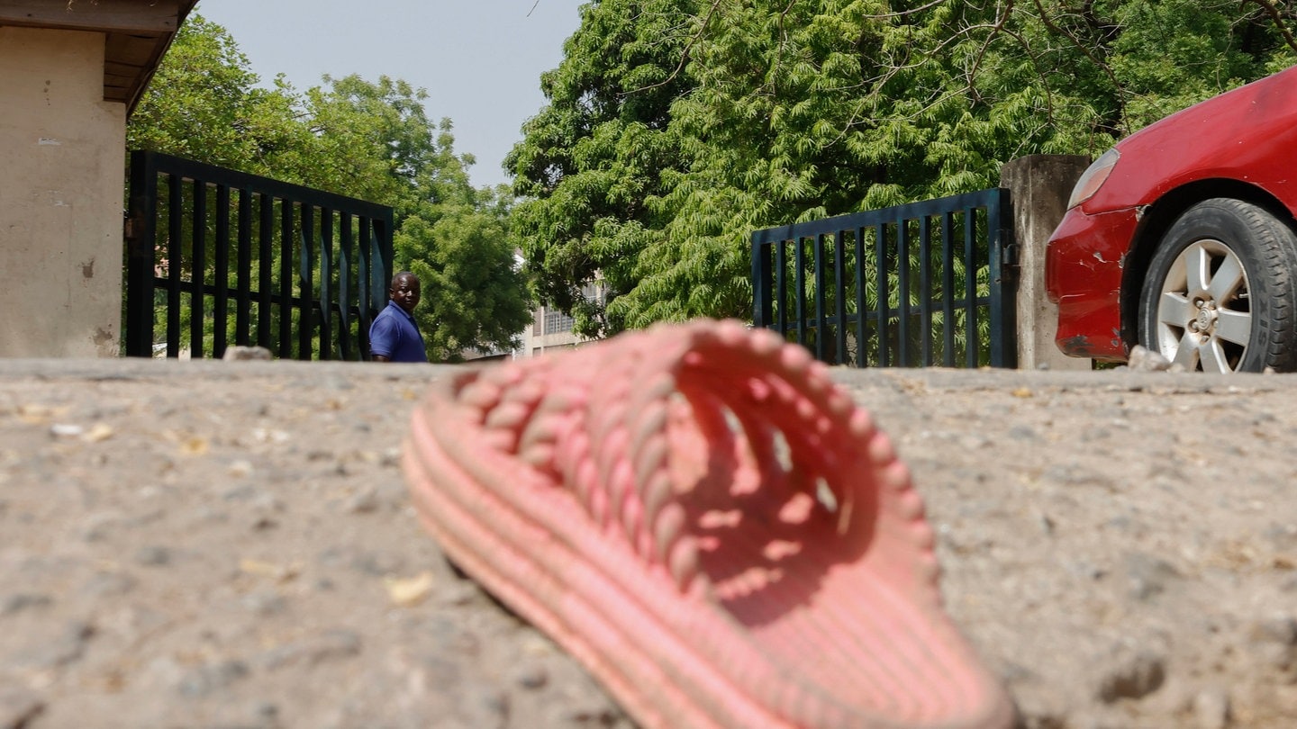 Ein Schuh der nach einer Massenpanik in Nigeria zurückgeblieben ist.