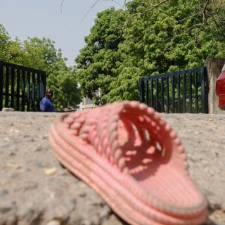 Ein Schuh der nach einer Massenpanik in Nigeria zurückgeblieben ist.