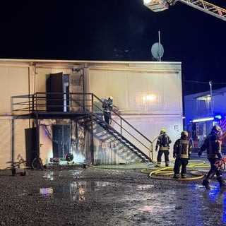 Ein Tatverdächtiger wurde nach einem erneuten Brand in einer Asylunterkunft in Winnenden festgenommen.