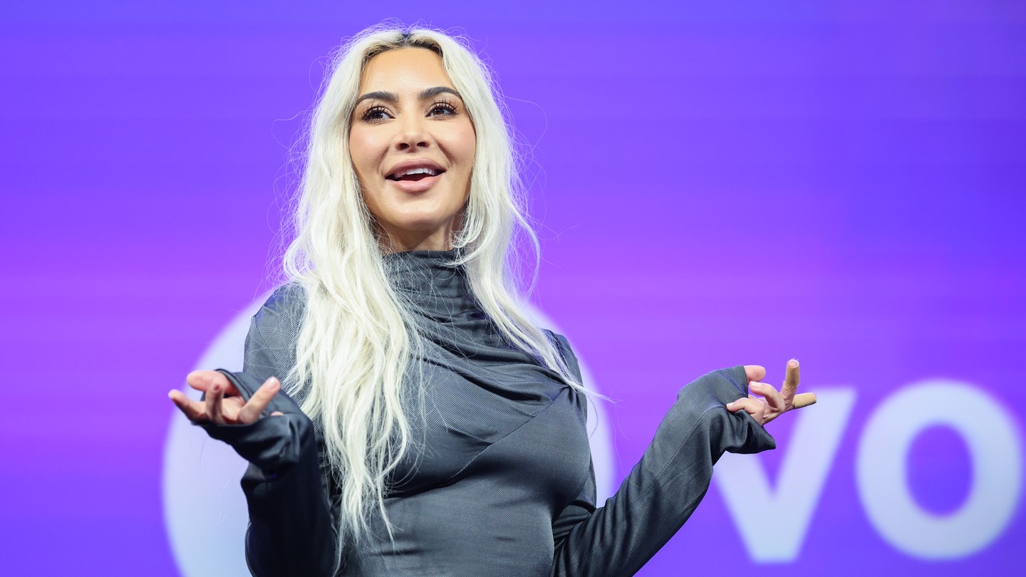 Das Foto zeigt US-Superstar Kim Kardashian auf der OMR-Messe. Sie hat ein 