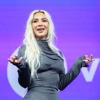 Das Foto zeigt US-Superstar Kim Kardashian auf der OMR-Messe. Sie hat ein "Santa Baby"-Cover veröffentlicht. In dem dazugehörigen Video taucht der Hauptdarsteller aus "Kevin allein zu Haus" Macaulay Culkin auf.