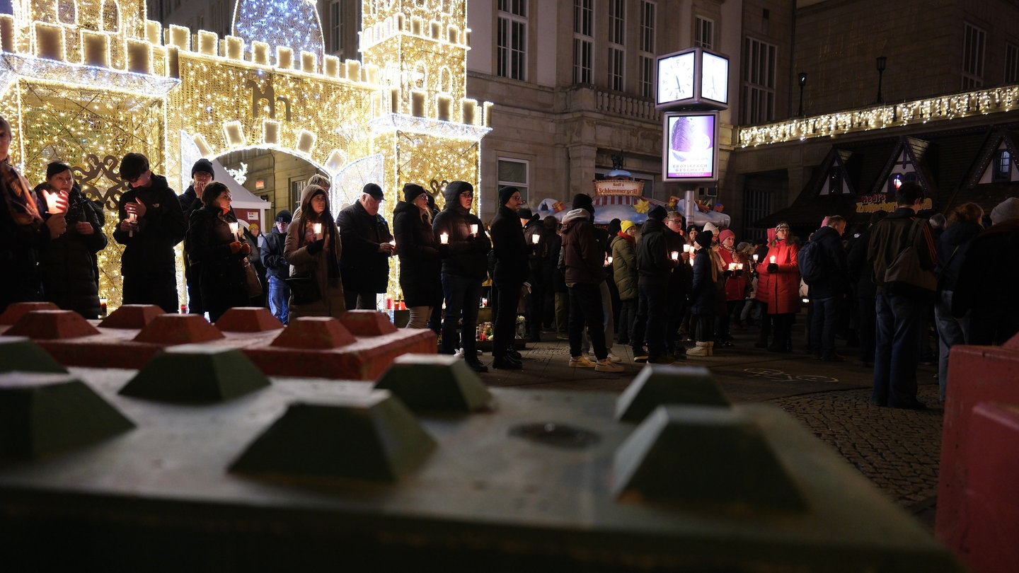 Menschenkette zum Gedenken an die Opfer und Betroffenen des Anschlags auf dem Magdeburger Weihnachtsmarkt.