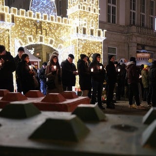 Menschenkette zum Gedenken an die Opfer und Betroffenen des Anschlags auf dem Magdeburger Weihnachtsmarkt.