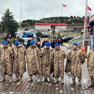 Türkische Sicherheitskräfte stehen nach einer Explosion, bei der mehrere Menschen ums Leben kamen in Balikesir im Nordwesten der Türkei neben geparkten Krankenwagen Wache am Eingang einer Waffenfabrik.