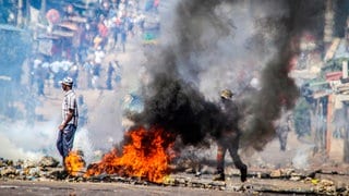 Eine Barrikade brennt in Mosambiks Hauptstadt Maputo. Die Proteste haben das Land erfasst, nachdem die Opposition die Ergebnisse der Wahlen abgelehnt hat, die eine Verlängerung der 58-jährigen Herrschaft der Frelimo-Partei zur Folge hatten.