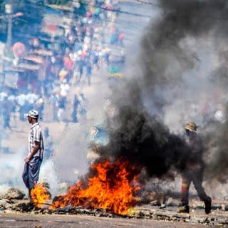 Eine Barrikade brennt in Mosambiks Hauptstadt Maputo. Die Proteste haben das Land erfasst, nachdem die Opposition die Ergebnisse der Wahlen abgelehnt hat, die eine Verlängerung der 58-jährigen Herrschaft der Frelimo-Partei zur Folge hatten.