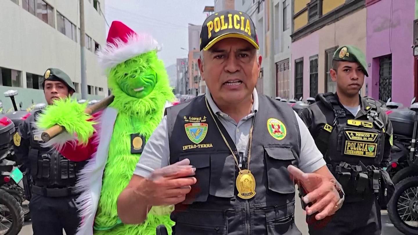 In Peru ist ein als Grinch verkleideter Polizist auf Verbrechejagd gegangen. Er hat eine Drogenbande inklusive Koks dingfest gemacht.