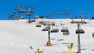 Wintersportler fahren unter den Kabinen der Feldbergbahn entlang. Die Betreiber der Feldbergbahnen rechnen dank guter Schneeverhältnisse und Kaiserwetter mit rund 10000 Besuchern während dem Wochenende.