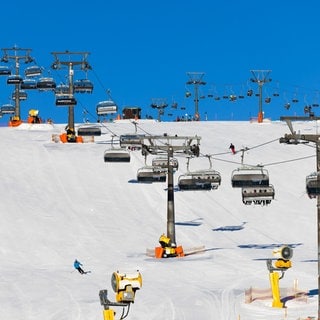 Wintersportler fahren unter den Kabinen der Feldbergbahn entlang. Die Betreiber der Feldbergbahnen rechnen dank guter Schneeverhältnisse und Kaiserwetter mit rund 10000 Besuchern während dem Wochenende.