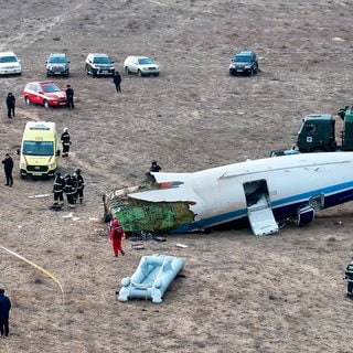 Das Wrack einer Embraer 190 der Azerbaijan Airlines liegt in der Nähe des Flughafens von Aktau. Ein Passagierflugzeug aus Aserbaidschan ist nahe der Stadt Aktau in Kasachstan abgestürzt.