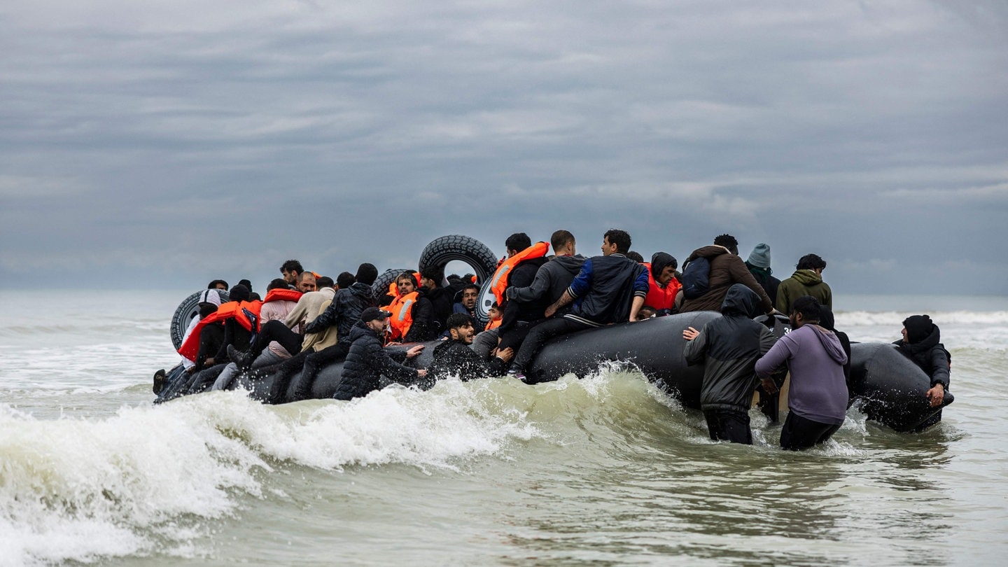 Geflüchtete versuchen, auf einem Schlauchboot über den Ärmelkanal von Frankreich nach Großbritannien zu reisen.