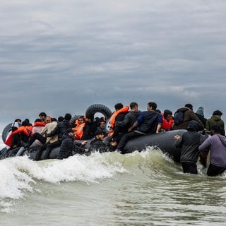 Geflüchtete versuchen, auf einem Schlauchboot über den Ärmelkanal von Frankreich nach Großbritannien zu reisen.