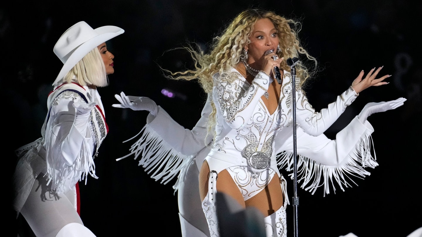 Beyoncé ist in der NFL Halbzeitshow beim Spiel Houston Texans gegen die Baltimore Ravens aufgetreten.