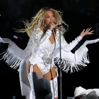 Beyoncé ist in der NFL Halbzeitshow beim Spiel Houston Texans gegen die Baltimore Ravens aufgetreten.