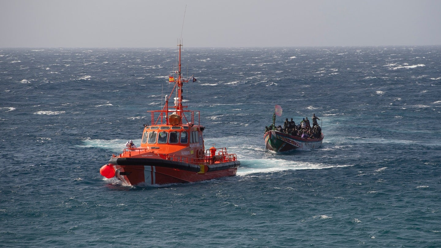 Eines von zwei Booten kommt im Hafen von La Restinga an. Auf dem ersten Boot, das auf der Insel ankam, befanden sich über 100 Menschen, darunter mehrere Frauen. Nach der Ausschiffung wurden mehrere dieser Personen wegen körperlicher Beschwerden ins Krankenhaus gebracht. Das zweite Boot erreichte den Hafen eine Stunde später.