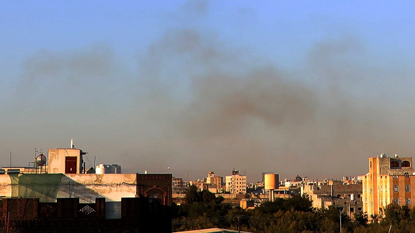 Nach einem Luftangriff steigt Rauch aus der Umgebung des internationalen Flughafens auf, gesehen von Sanaa, Jemen. Das israelische Militär gab an, die von den Huthis genutzte Infrastruktur des internationalen Flughafens von Sanaa sowie Häfen in Hodeida, Al-Salif und Ras Qantib sowie Kraftwerke ins Visier genommen zu haben. Bei dem israelischen Angriff auf den Flughafen in Sanaa ist auch ein Team der Weltgesundheitsorganisation um WHO-Chef Tedros Adhanom Ghebreyesus unter Feuer geraten.