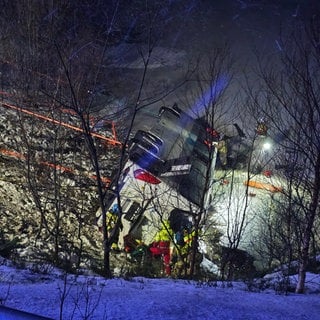 Rettungskräfte arbeiten am Ort des Unfalls. Bei einem Busunglück in Norwegen sind drei Menschen ums Leben gekommen und mehrere Personen schwer verletzt worden. 