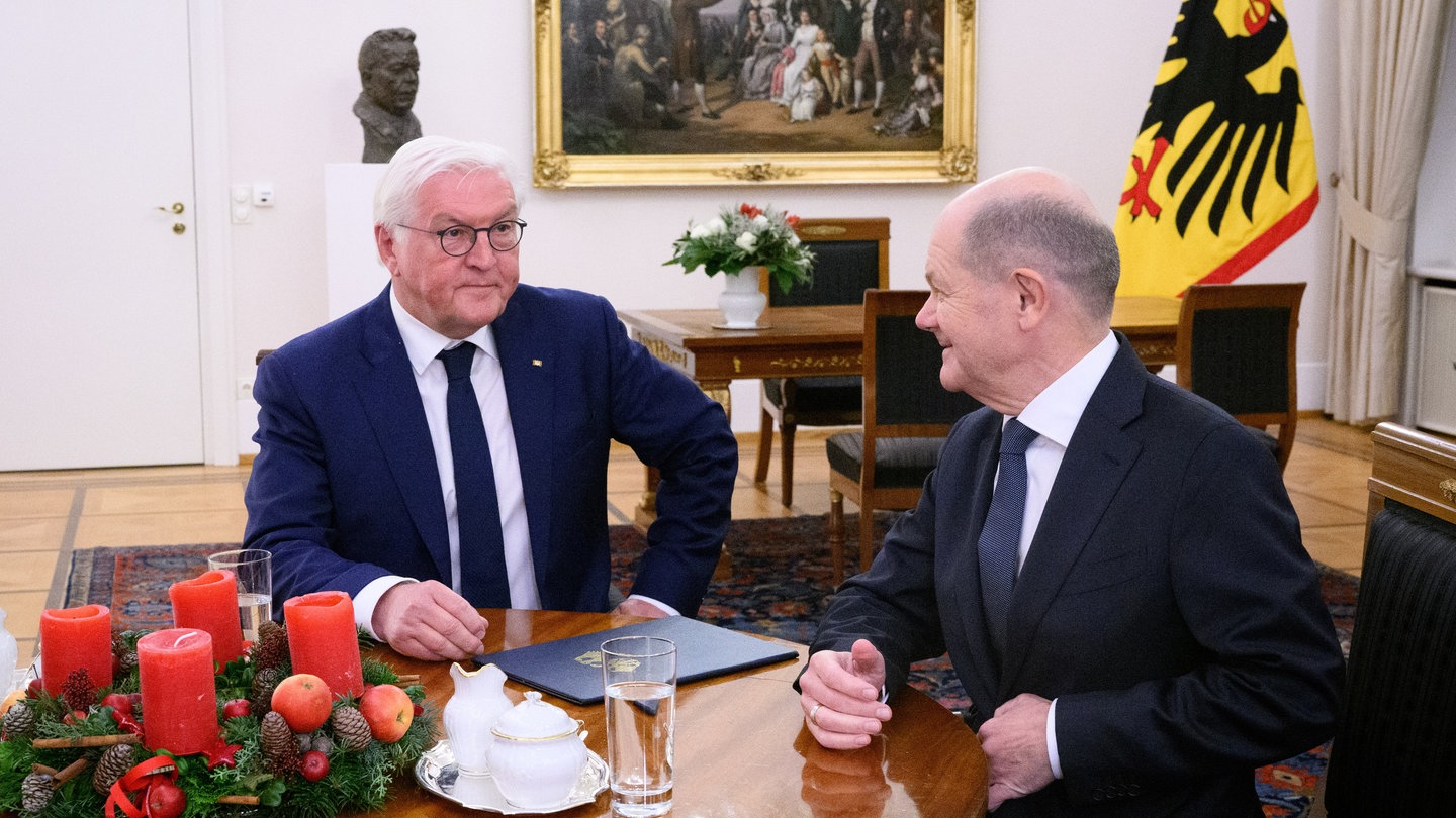 Bundespräsident Frank-Walter Steinmeier hat Bundeskanzler Olaf Scholz zum Gespräch im Schloss Bellevue empfangen, nachdem Scholz im Bundestag die Vertrauensfrage verloren hat.