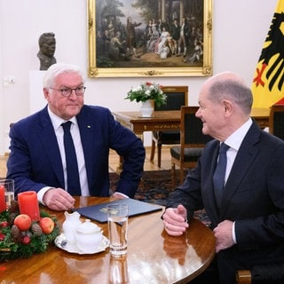 Bundespräsident Frank-Walter Steinmeier hat Bundeskanzler Olaf Scholz zum Gespräch im Schloss Bellevue empfangen, nachdem Scholz im Bundestag die Vertrauensfrage verloren hat.